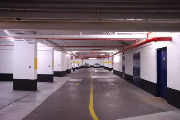 Dry sprinkler system in a parking garage